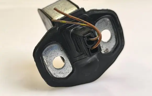 BMW 5 E39 Front door lock loop/hook striker 8105511 18268141 1378149