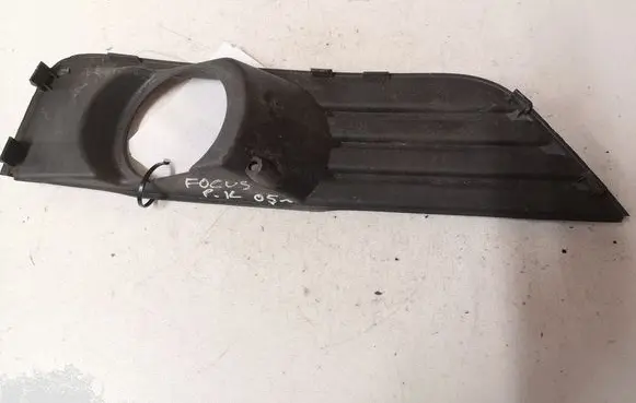 Ford Focus Front fog light trim/grill 4M5119952A C8L6A
