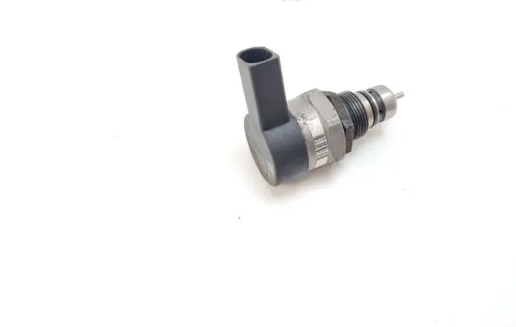 BMW 5 E60 E61 Fuel pressure regulator 0281002738 32916425