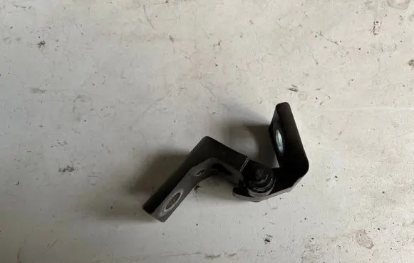 Skoda Octavia Mk2 (1Z) Front door lower hinge 6Y0831412D