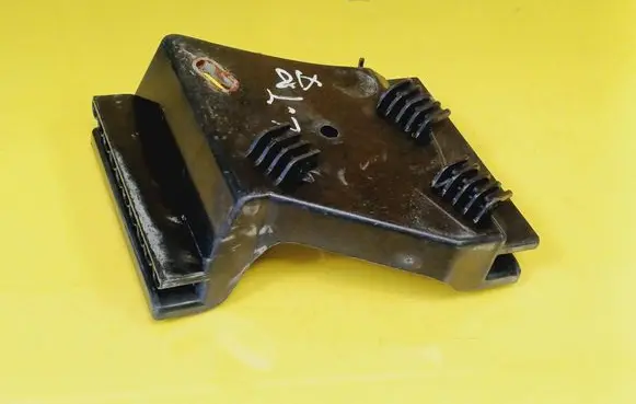 Rear bumper mounting bracket
