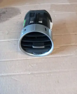 Seat Exeo (3R) Dash center air vent grill 3R0820951