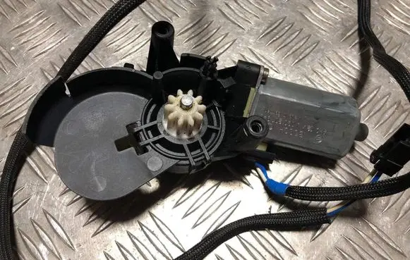 Mercedes-Benz E W211 Seat adjustment motor A2118203242KZ 13702205 820418075