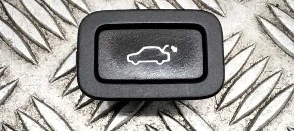 Volvo V70 Tailgate/boot open switch button 31412055