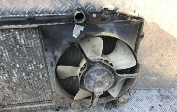 Mitsubishi Lancer Radiator cooling fan shroud