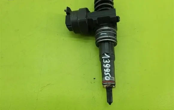 Volkswagen Golf IV Fuel injector 038130073F