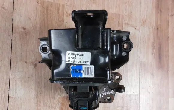 Hyundai Tucson TL Engine mount bracket 21830D3200
