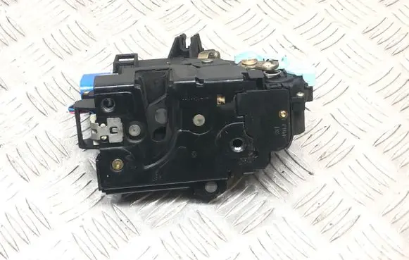 Skoda Octavia Mk2 (1Z) Front door lock 3D2837016 A00474