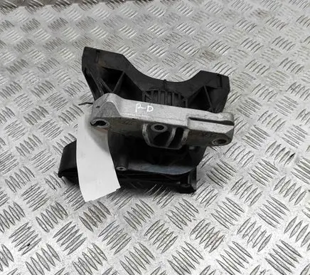 Peugeot 5008 II Engine mount bracket 9820297580