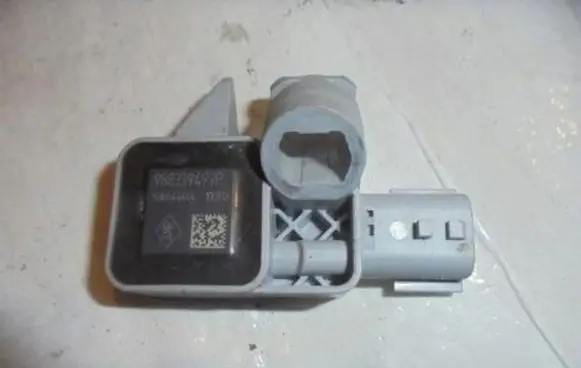 Renault Clio IV Airbag deployment crash/impact sensor