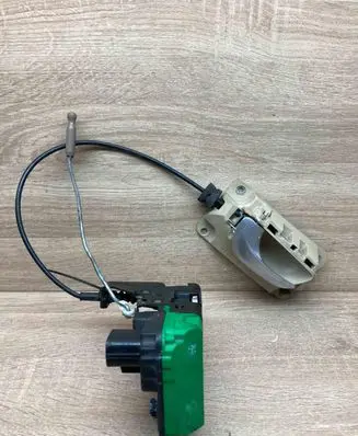 Volvo XC90 Front door lock 8650548 9203032D