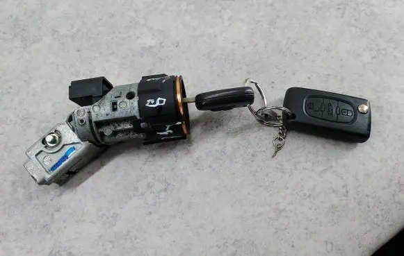 Citroen Berlingo Ignition lock N0502455