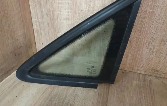 Volkswagen Touran I Front door vent window glass four-door 43R00048