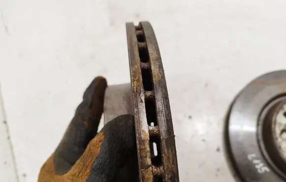 Volkswagen Golf V Front brake disc