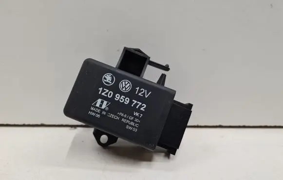 Volkswagen PASSAT B6 Seat heating relay 1Z0959772