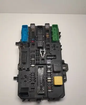 Opel Astra H Fuse module 13145018