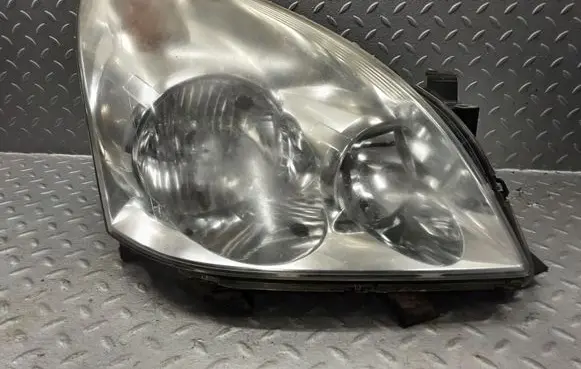Toyota Corolla Verso E121 Headlight/headlamp 811300F010