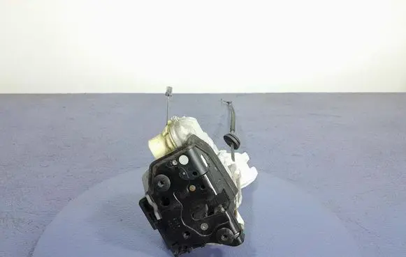 Volkswagen Eos Front door lock 1P1837015