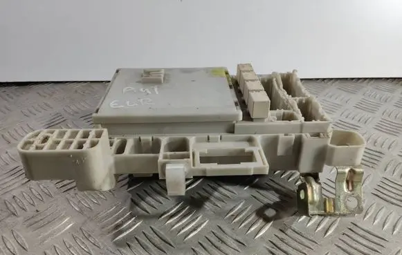 Toyota Land Cruiser (J120) Fuse module 8275360010 06346J18 05743D04