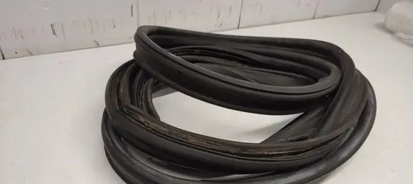 Trunk rubber seal (body)