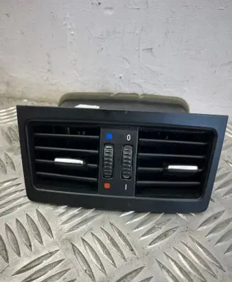 Rear air vent grill