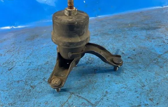 Toyota Sienna XL30 III Engine mount bracket 123620P051