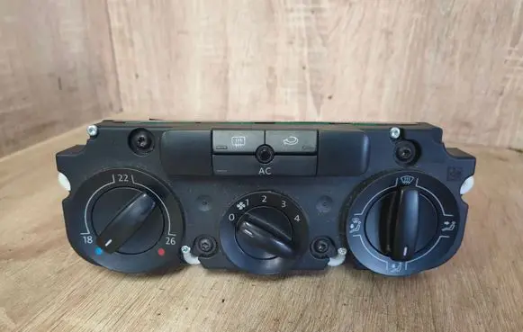 Volkswagen Touran I Climate control unit