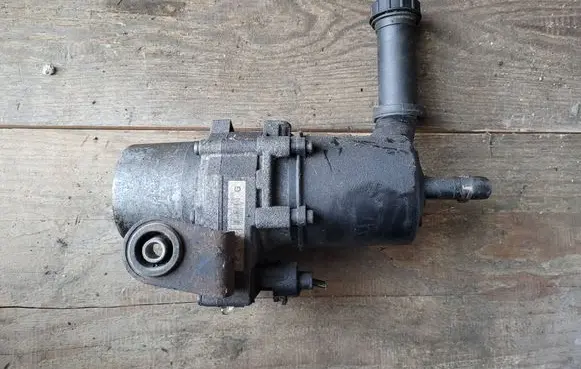 Citroen C4 I Power steering pump 9657613580