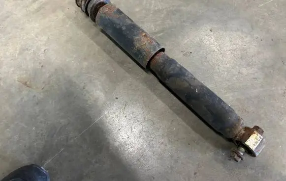 Toyota Land Cruiser (J100) Rear shock absorber/damper