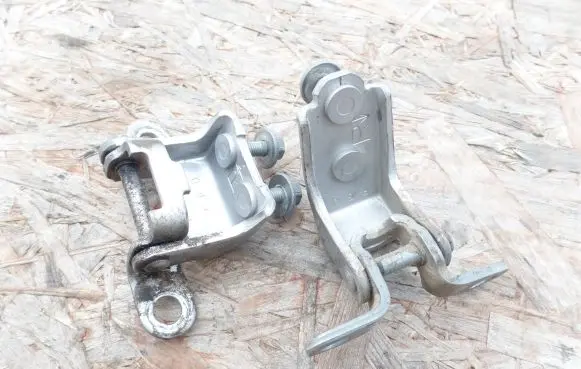Rear door hinge set