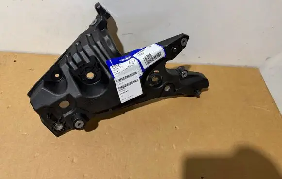 Volvo V60 Fender mounting bracket 32348053