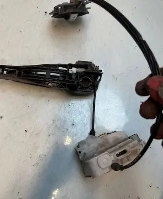 Citroen C3 Front door lock 3131