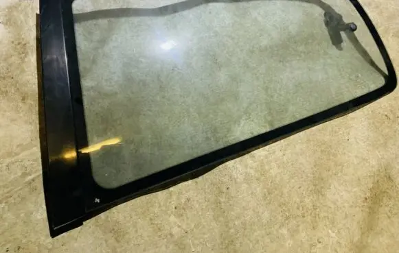 Nissan Sunny Rear side window