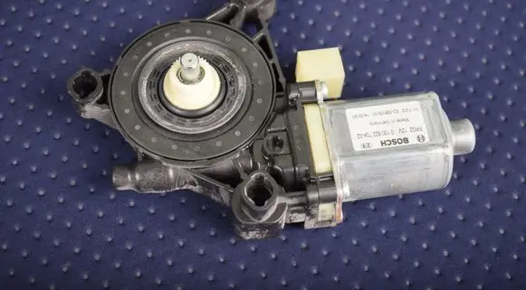 Audi Q7 4M Front door window regulator motor 8W0959802