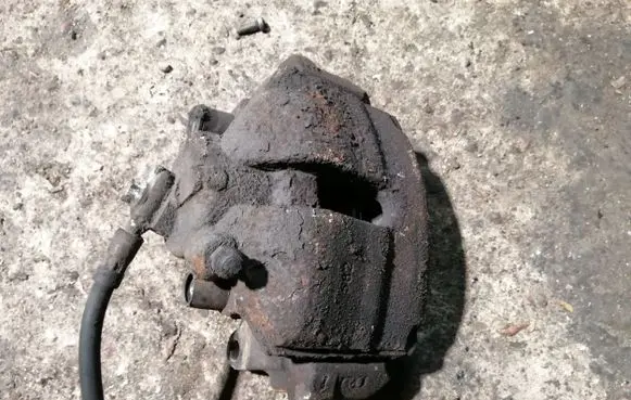 Volkswagen PASSAT CC Front brake caliper