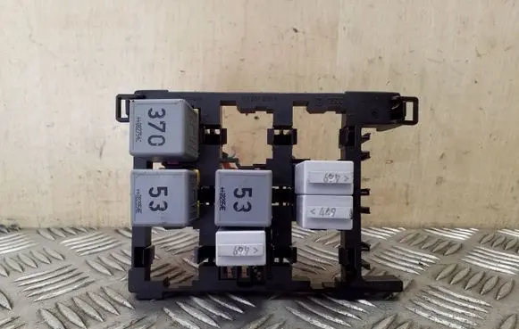 Volkswagen Tiguan Relay mounting block 1T1937503A