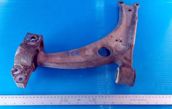 Volkswagen PASSAT B6 Front lower control arm/wishbone 3C0407153B