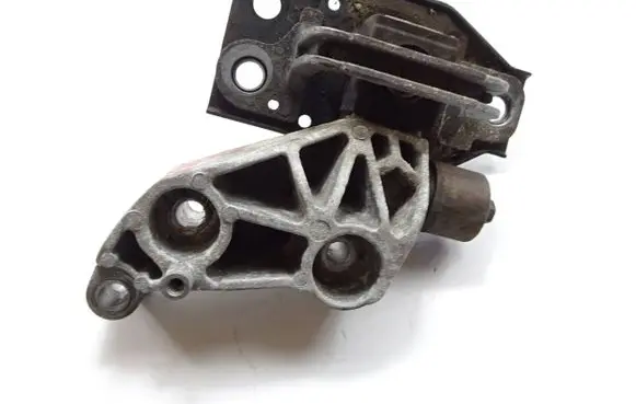 Engine mount bracket