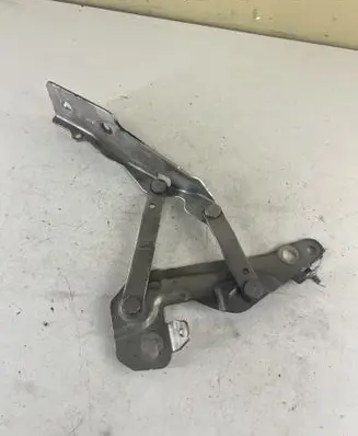 Engine bonnet/hood hinges