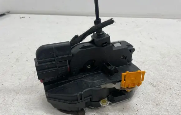 Opel Insignia A Front door lock 3023880