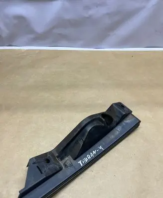 Volkswagen Touran I Front bumper mounting bracket 1T0807889A
