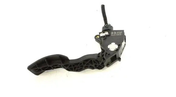 Accelerator throttle pedal