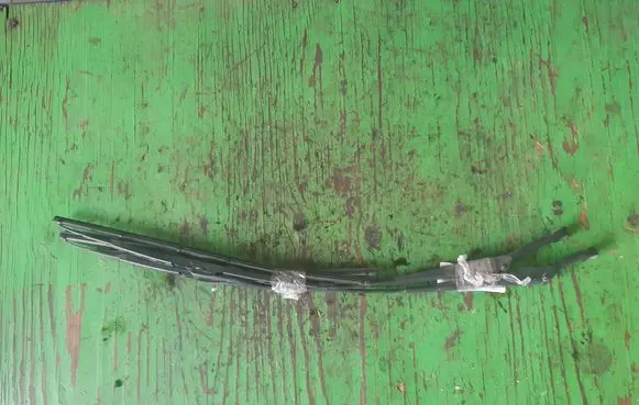 Volkswagen PASSAT B5 Front wiper blade arm