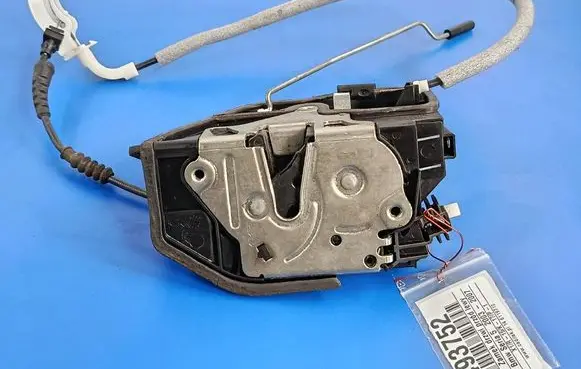 BMW 5 E60 E61 Front door lock 7202145