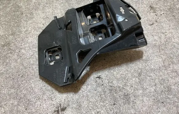 Rear bumper mounting bracket