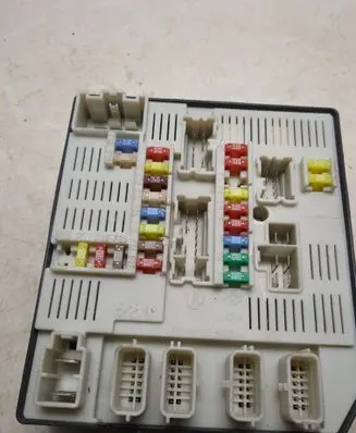 Renault Megane II Fuse module 284B60008R 8609122818 519339303