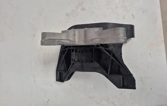 Peugeot 308 Engine mount vacuum valve 