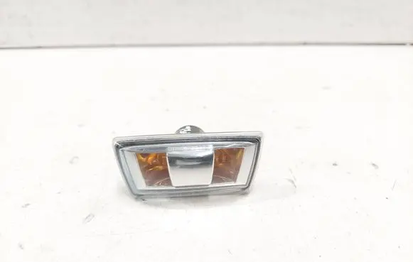 Opel Astra H Front fender indicator light 13228580 13228581
