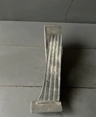 Accelerator throttle pedal