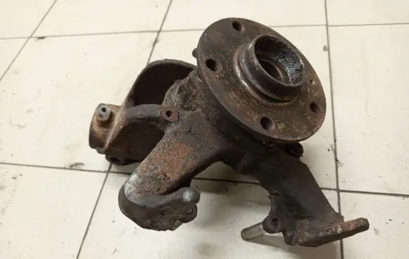 Skoda Octavia Mk2 (1Z) Front wheel hub spindle knuckle
